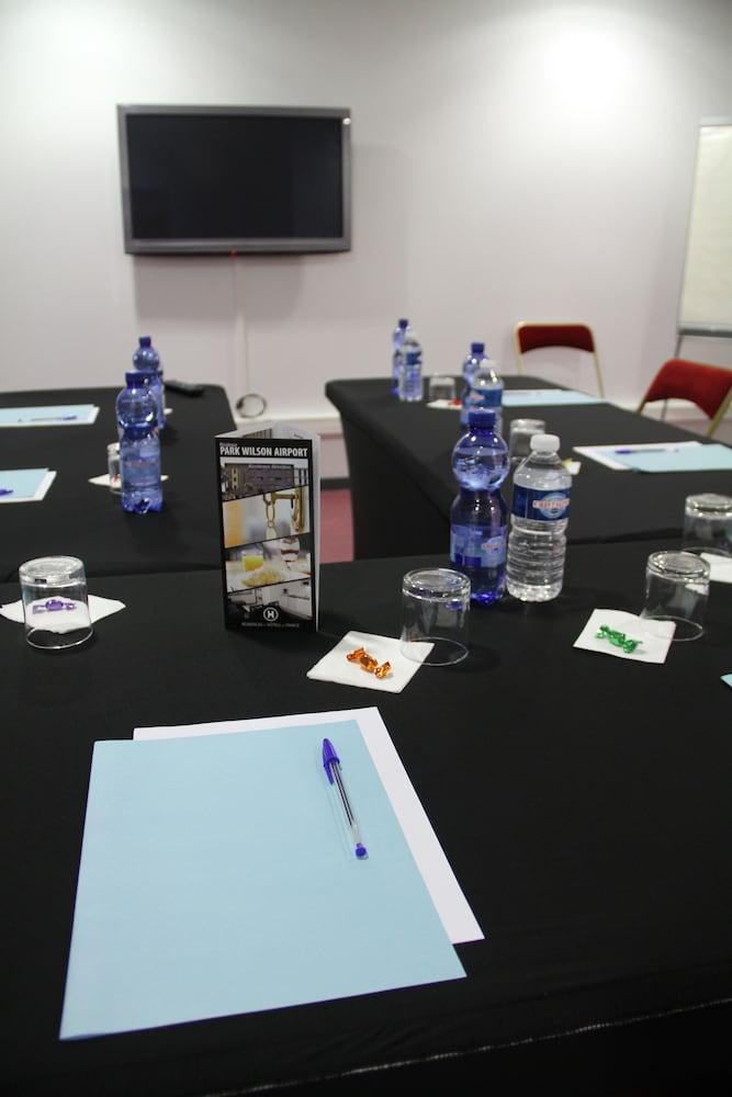 Park Wilson Airport Aparthotel Colomiers Exterior foto